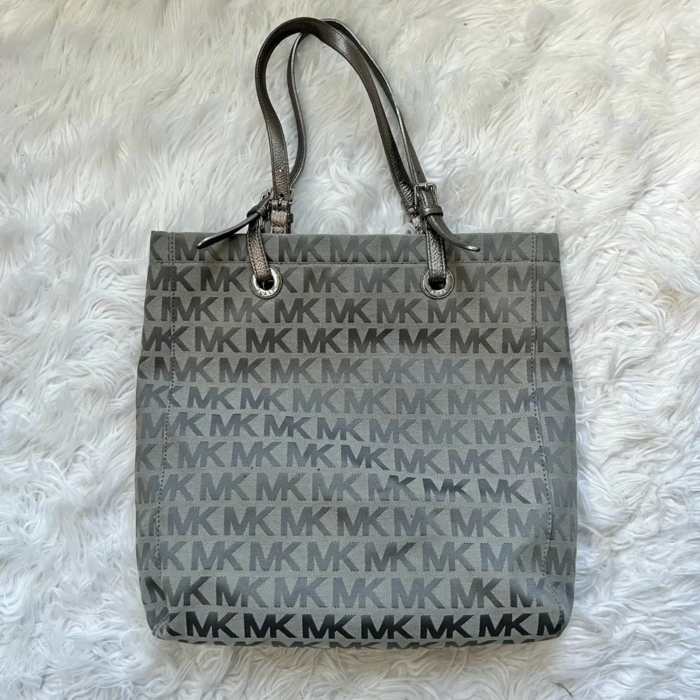 Stunning Silver Metallic Michael Kors Leather and Jacquard Logo Tote 🩶🩶